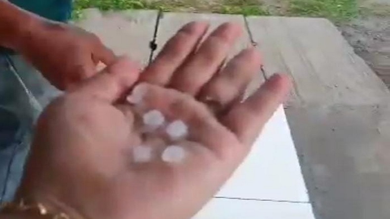 Karawang Diterjang Hujan Es, Warga Awalnya Panik Kemudian Malah Gembira