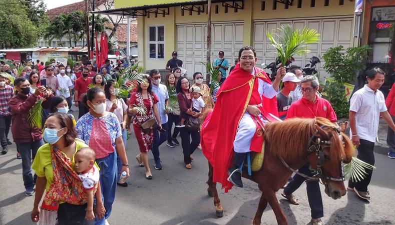  Minggu Palma, Romo Didik Perankan Yesus Diarak Naik Kuda Keluar Masuk Kampung