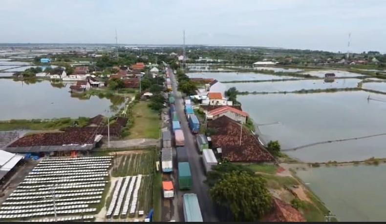 Jalur Pantura Rembang-Pati Macet Parah, Arus Kendaraan Surabaya ke Semarang Tersendat