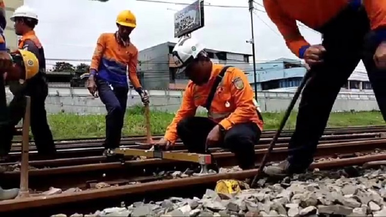 Jelang Mudik, PT KAI Daop 2 Bandung Perbaiki Rel dan Awasi Lokasi Rawan Bencana