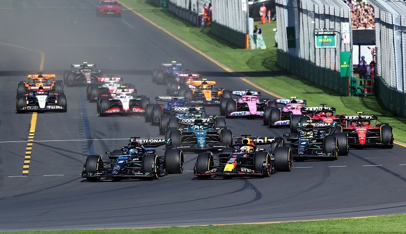 Nyaris Bersenggolan di GP Australia 2023, Max Verstappen Sentil Lewis Hamilton