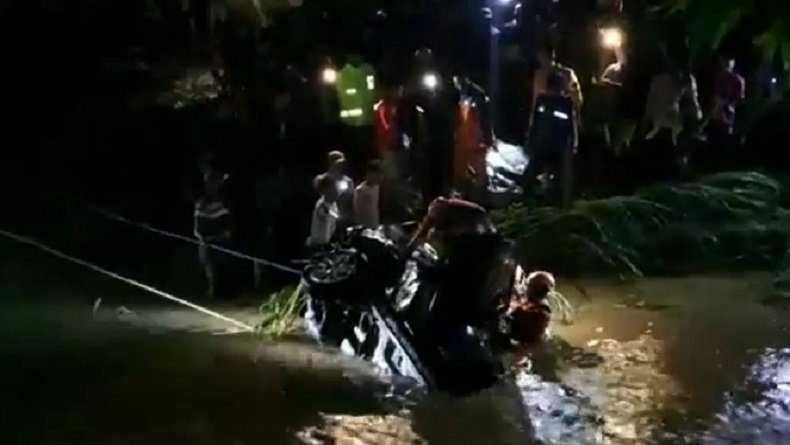 Kakak Adik Tewas Dalam Mobil usai Kendaraan Terseret Banjir hingga Terjun ke Sungai