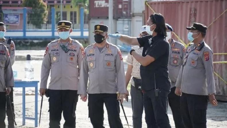 Kapolda Datangi Pelabuhan Namlea, Cek TKP Kontainer Berisi Limbah yang Jatuh ke Laut