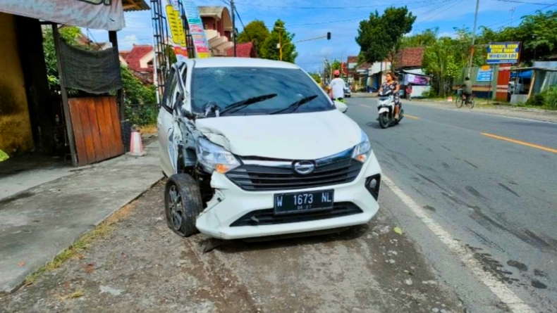 Kecelakaan di Blitar, Truk Tabrak Minibus 1 Orang Luka-luka