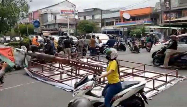 Papan Reklame Roboh di Pontianak Timpa Gerobak Pedagang