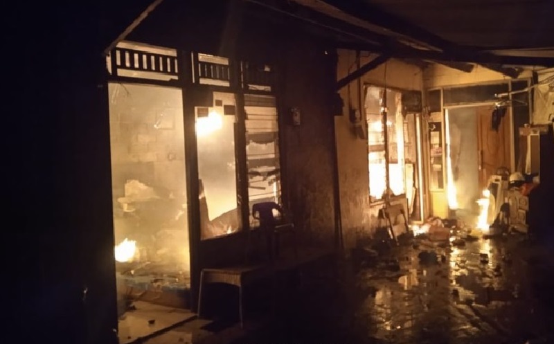 Kebakaran Hanguskan Rumah di Makasar Jakarta Timur Selasa Dini Hari