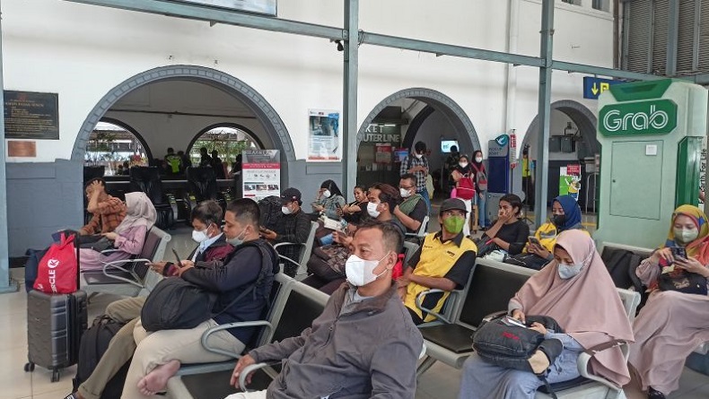 Stasiun Pasar Senen Ramai Pagi Ini, Warga Pilih Mudik Lebih Awal
