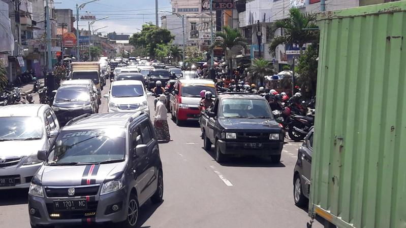 Pusat Perbelanjaan di Salatiga Diserbu Warga, Arus Lalu Lintas Semerawut