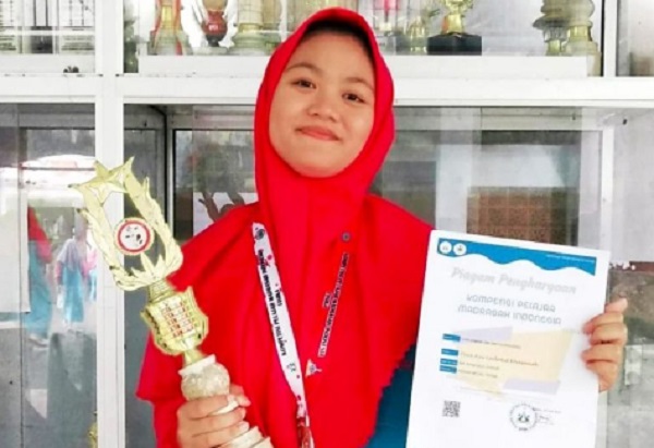 Kisah Inspiratif Diva Jadi Mahasiswa Termuda di Unesa, Baru Berusia 15 Tahun!