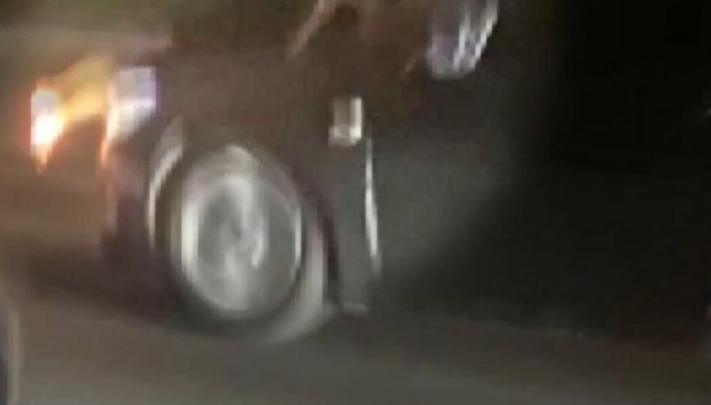 Heroik, Ibu Ini Bertahan di Kap Mobil Ngebut demi Lindungi Anaknya dari Penculikan