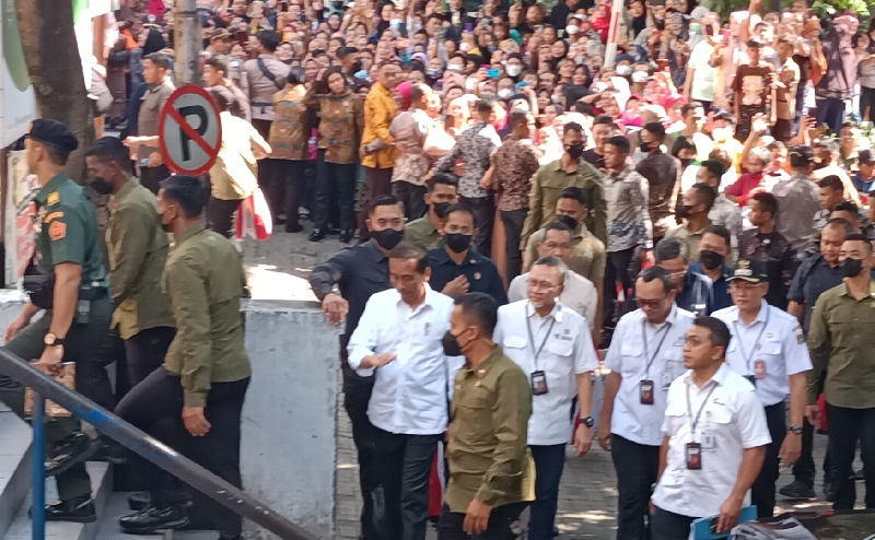 Presiden Jokowi Kunjungi Pasar Johar Baru Jakpus, Cek Harga hingga Serahkan BLT
