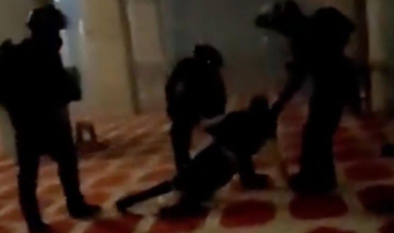 Brutal, Begini Penampakan Pasukan Israel Pukuli Jemaah di Dalam Masjid Al Aqsa