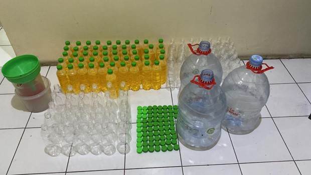 Polsek Pleret Bongkar Rumah Produksi Miras Oplosan, Amankan Ratusan Botol 
