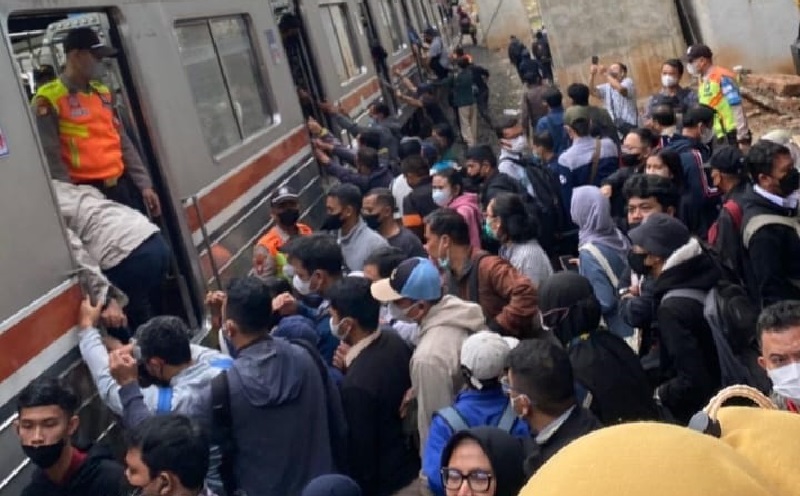 Penumpang KRL Menumpuk di Stasiun Manggarai Pagi Ini, Ternyata Ada Gangguan Wesel