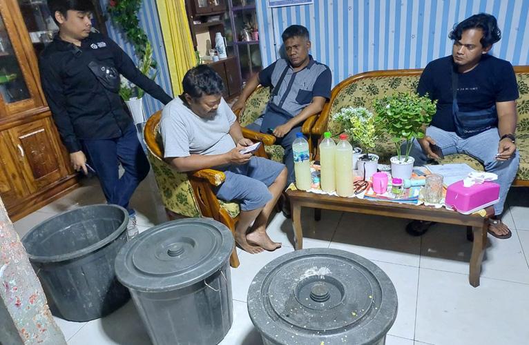 Polisi Gerebek Rumah Penjual Miras di Magelang, Sita Puluhan Liter Tuak