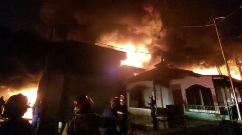 Kebakaran Hebat Landa Gudang Plastik di Bekasi saat Sahur, 6 Unit Damkar Meluncur