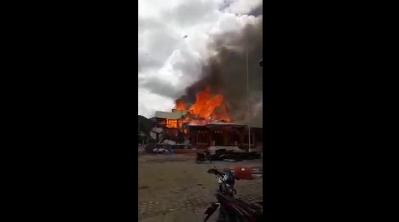 Breaking News: Kantor Bupati Dogiyai Terbakar
