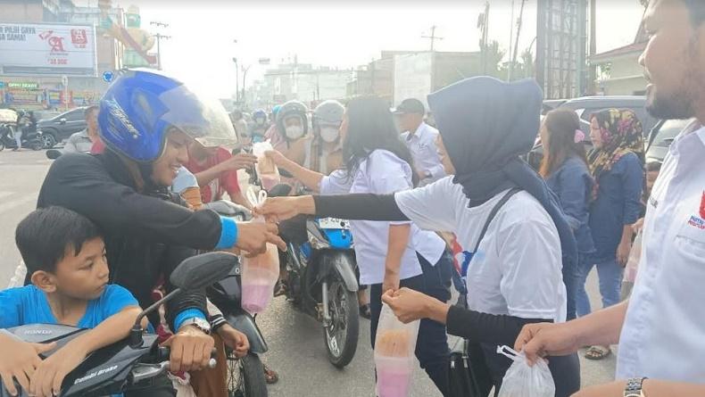Partai Perindo Dumai Berbagi Berkah Takjil di Bulan Ramadhan, Warga Berterima Kasih
