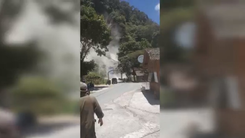 Detik-Detik Tebing Ngarai Sianok Bukittinggi Longsor Diguncang Gempa, Warga Panik