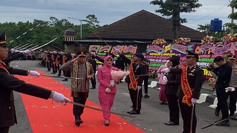 Tiba di Polda Lampung, Kapolda Baru Irjen Pol Helmy Santika Disambut Tradisi Pedang Pora