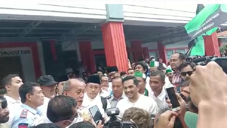 Bebas dari Lapas, Anas Urbaningrum Diberikan Buku tentang Nelson Mandela dari Sahabat