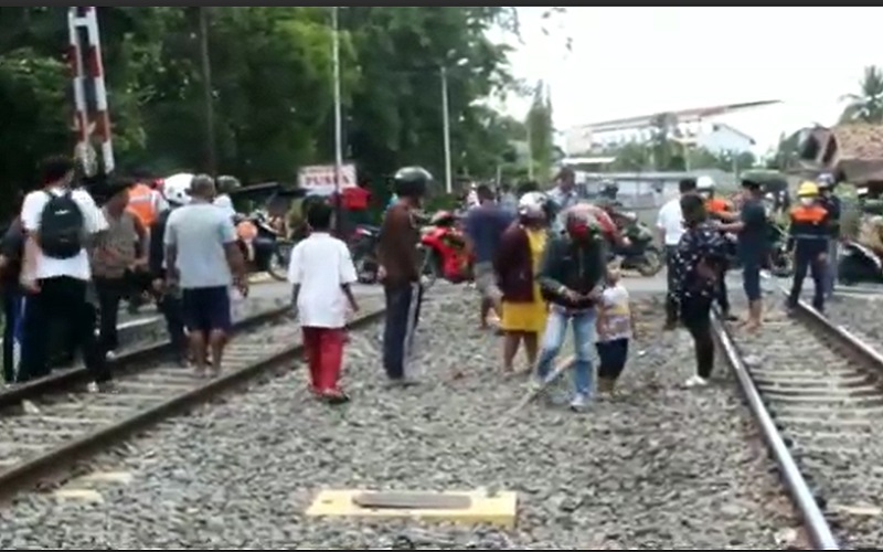  Kecelakaan di Muara Enim, 1 Keluarga Tertabrak Kereta Babaranjang, 4 Orang Luka-Luka