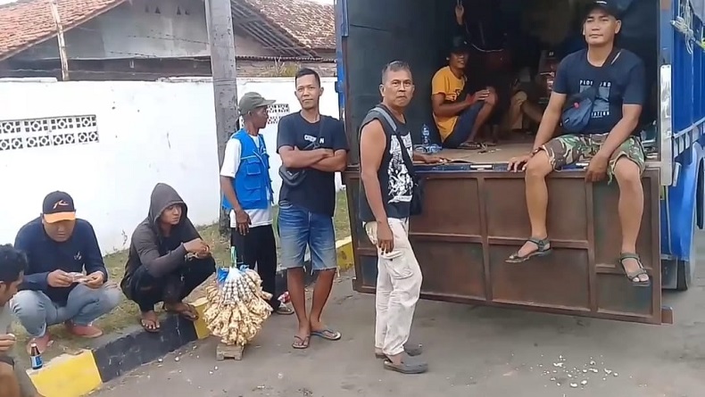 Belasan Warga Nekat Mudik dari Jakarta ke Cirebon Pakai Truk