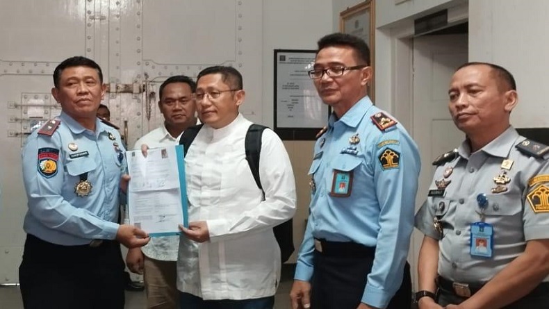 Penampakan Anas Urbaningrum Berbaju Koko dan Gendong Ransel Pamer Surat Kebebasan