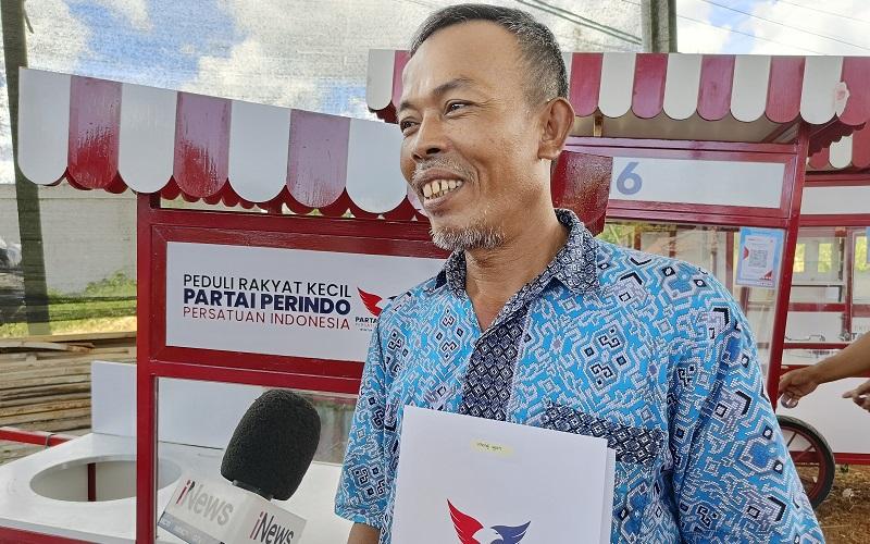 Dapat Bantuan Gerobak Partai Perindo, Pedagang Es di Bogor Ucapkan Terima Kasih