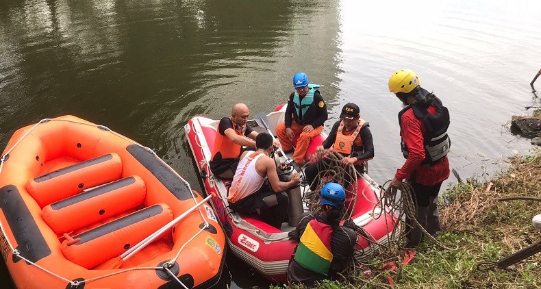 Pria Tanpa Identitas di Bekasi Ceburkan Diri ke Danau, Tim SAR Turun Tangan