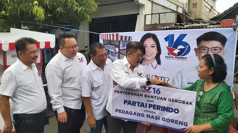 Terima Bantuan Gerobak Partai Perindo, Pedagang Nasi Goreng Surabaya: Puji Tuhan