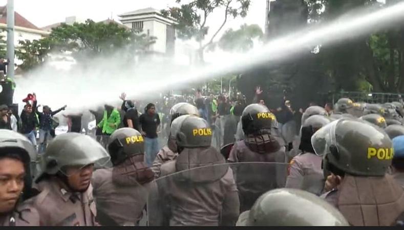 Demo Tolak UU Cipta Kerja di Semarang Ricuh, 5 Orang Diamankan Polisi