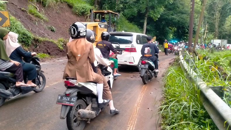 Diterjang Longsor, Jalur Malang-Kediri Diberlakukan Buka Tutup