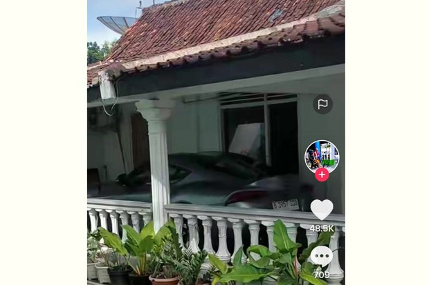  Viral Mobil Miliaran Rupiah Parkir di Teras Rumah Sederhana, Netizen: Rumahku Sederhana, Mobil Bikin Melongo