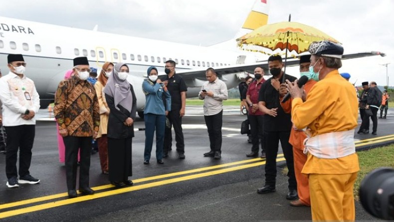 Wapres Disambut Adat Mopotilolo saat Tiba di Gorontalo
