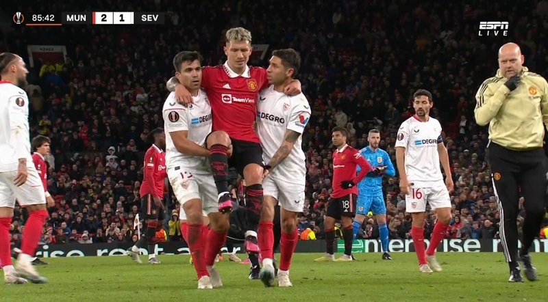 Viral Lisandro Martinez Dibopong 2 Pemain Sevilla saat Cedera, Bentuk Respek atau Bagian Taktik?