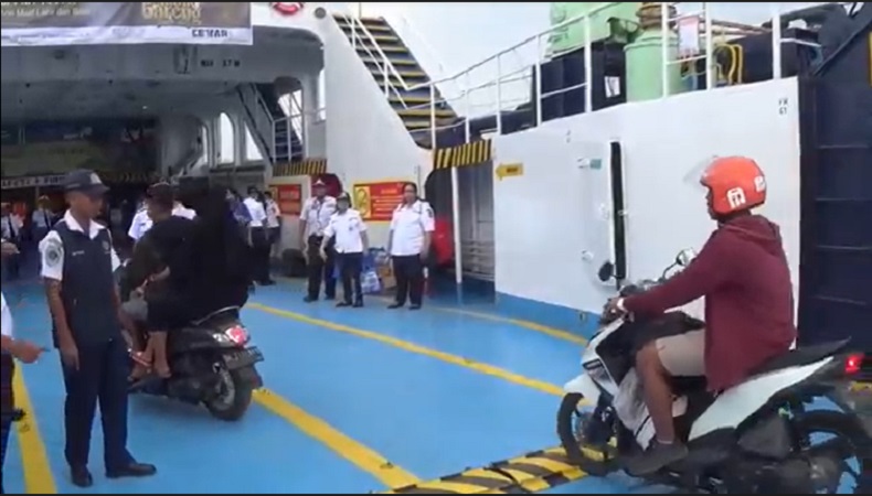 Ribuan Warga Kepulauan Sumenep Manfaatkan Mudik Gratis dengan Kapal Feri