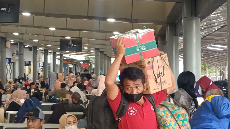 Pendapatan Porter Stasiun Pasar Senen Meningkat di Masa Mudik Lebaran, Kantongi Rp500.000 per Hari