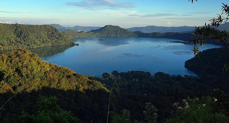 Pesona Danau Kawah Paling Dalam di Dunia, Tersembunyi di Flores dan Punya Mitos Unik! 