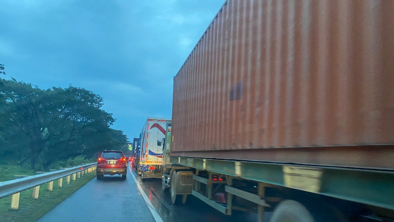 Mudik Lebaran, Akses Keluar Surabaya Mulai Dipadati Kendaraan