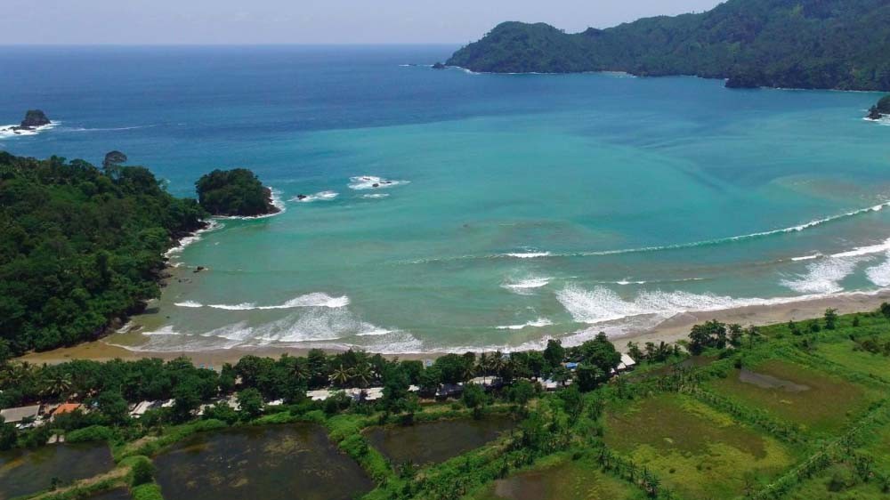 Intip Surganya Peselancar di Desa Wisata Bowele, Ada Air Terjun Tepi Pantai