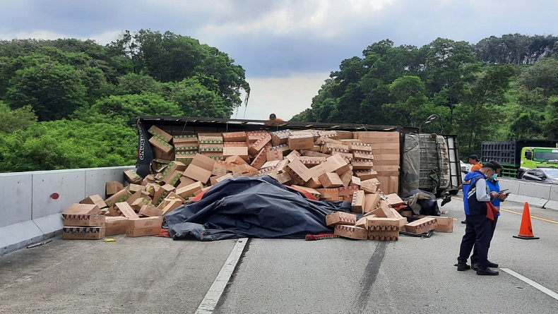Kecelakaan di Tol Cipularang, Truk Bermuatan Roti Terbalik Ditabrak Bus Primajasa
