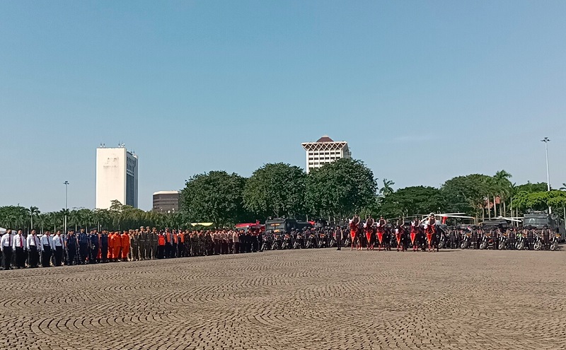 Kapolri Pimpin Apel Operasi Ketupat 2023 Diiringi Pasukan Berkuda hingga Helikopter di Monas