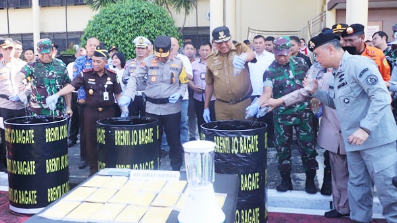 Polda Sulut Musnahkan Barang Bukti Ribuan Liter Minuman Beralkohol dan Obat Keras
