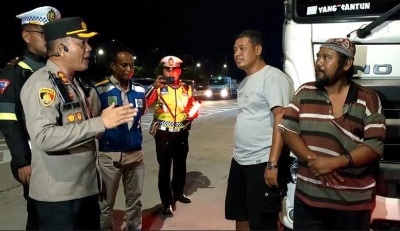  Cegah Kecelakaan, Petugas Gabungan Halau Kendaraan yang Berhenti di Bahu Jalan Tol
