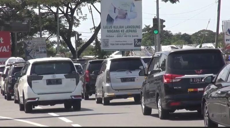 H-5 Lebaran, Ribuan Kendaraan Tujuan Purwokerto-Yogyakarta Padati Gerbang Tol Pejagan 