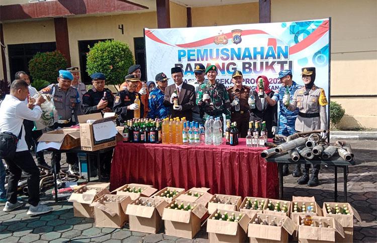 Polres Kulonprogo Sita 10,5 Kilogram Bubuk Petasan dan 351 Botol Miras selama Ramadhan
