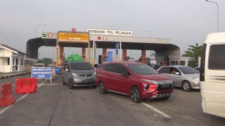 Ribuan Kendaraan Pemudik Keluar Tol Pejagan Brebes, Antrean Mengular 1 Kilometer