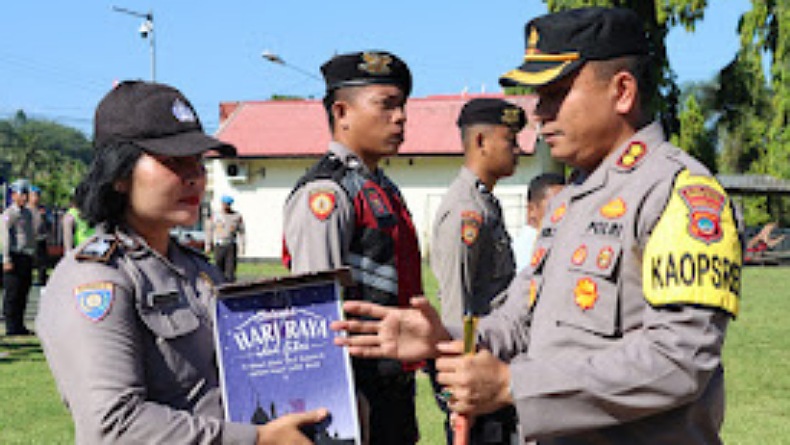 Kapolres Minahasa Selatan Berikan Bingkisan Hari Raya Idul Fitri untuk Anggota 