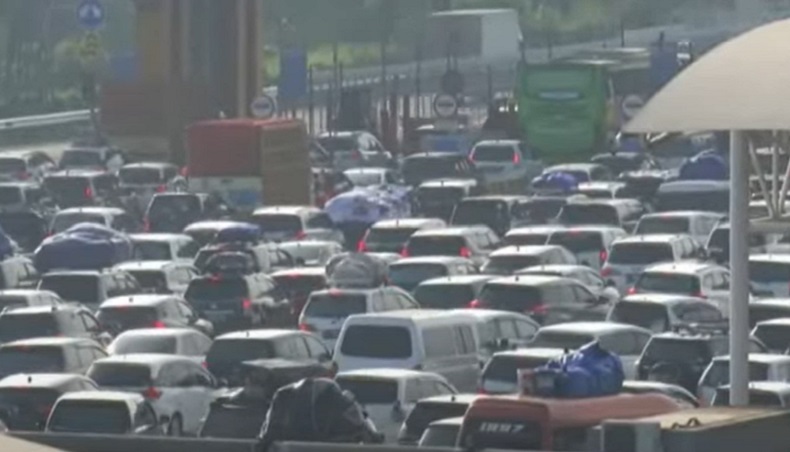 Gerbang Tol Cikampek Utama Macet Pagi Ini
